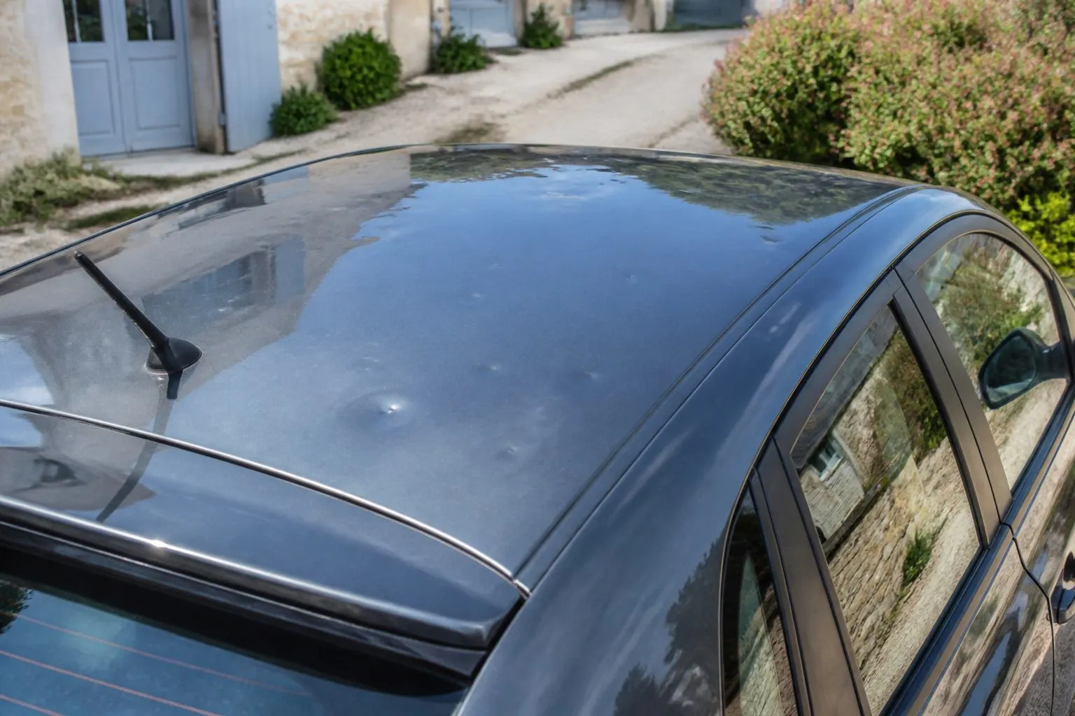 Illustration éditoriale : Vendre une voiture grêlée