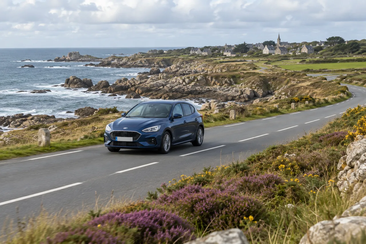 Voiture roulant sur une route dans un paysage inspiré de Bretagne — illustration photographique — illustration générée par IA